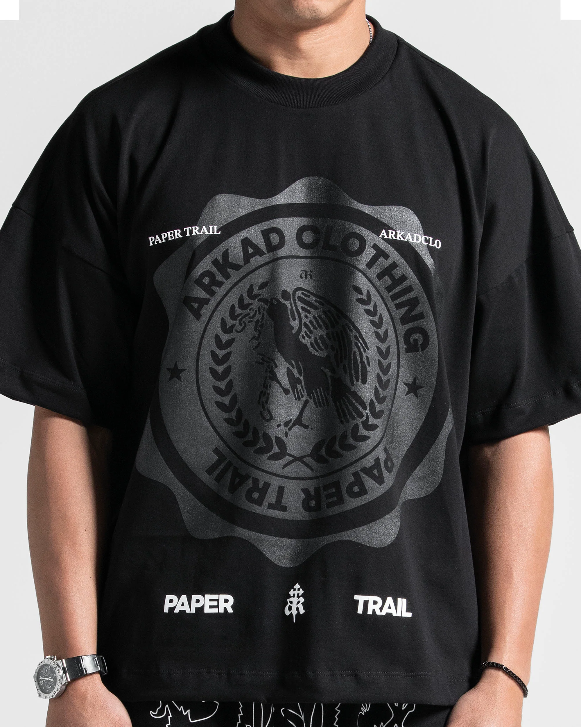 Boxy Fit Tshirt Negra Paper Trail - Image 4