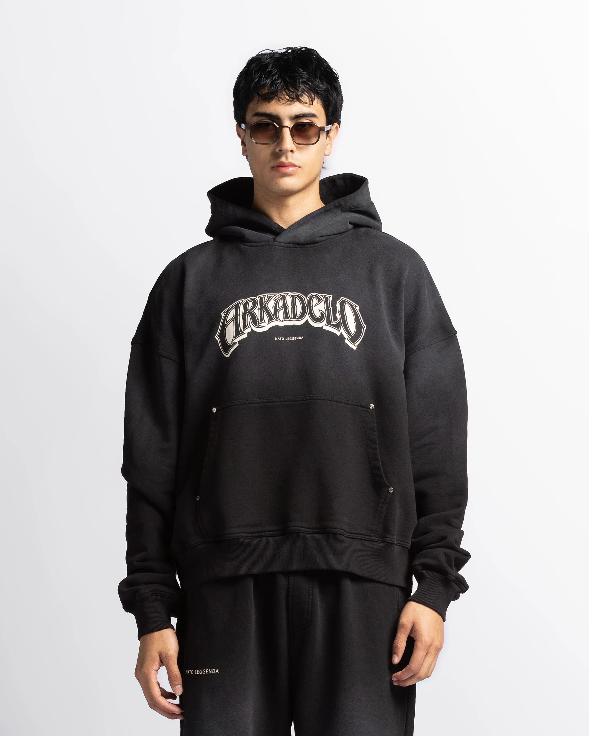 Washed Hoodie Negro Remaches