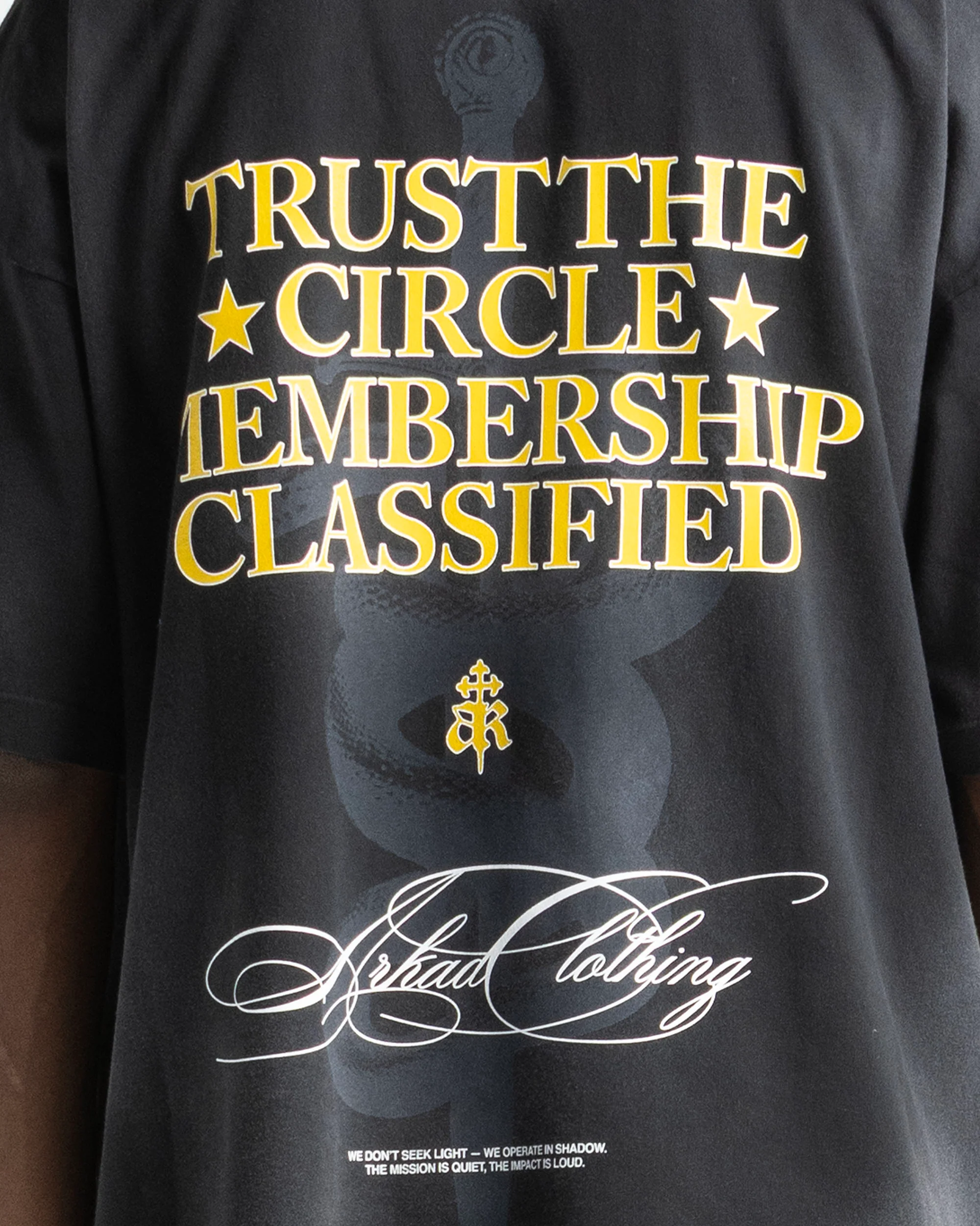 Washed Tshirt Negra Trust The Circle - Image 5